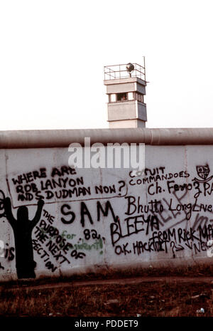 Ein Blick auf "die Mauer", "Die kommunistische trennt - kontrollierte Osten Deutschland aus dem Westen Deutschlands. Graffiti Marken der West-Berliner Seite, während die Ostseite makellos bleibt. Stockfoto