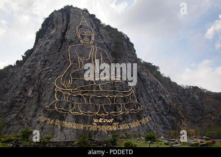 Anzeigen von Buddha Berg (Khao Chi Chan) mit dem Bild des Goldenen Buddha in der Nähe der Stadt Pattaya, Thailand Stockfoto