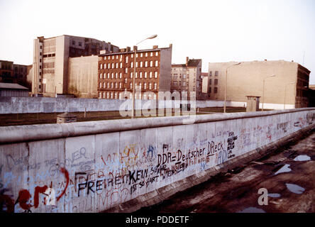 Ein Blick auf "die Mauer", "Die kommunistische trennt - kontrollierte Osten Deutschland aus dem Westen Deutschlands. Graffiti Marken der West-Berliner Seite, während die Ostseite makellos bleibt. Stockfoto