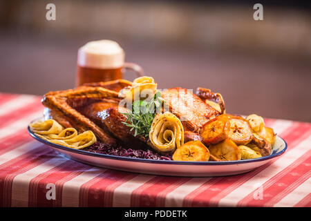 Festlich garniert gebratene Ente mit Äpfeln und Rotkohl. Stockfoto