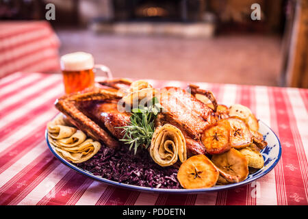 Festlich garniert gebratene Ente mit Äpfeln und Rotkohl. Stockfoto