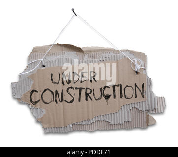Im Bau, Karton Zeichen auf einer Schnur. Zerrissen, Wellpappe hängen an Kabel mit weißen Zeichen im Bau. Nützlich für die Website der Unte Stockfoto