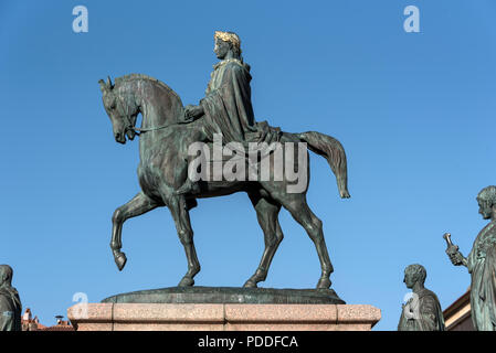 Ein Monument, das von Napoleon Bonaparte gekleidet wie ein römischer Kaiser auf seinem Pferd mit seinen vier Brüdern gekleidet, wie Römische Senatoren in place du General de Gaull Stockfoto