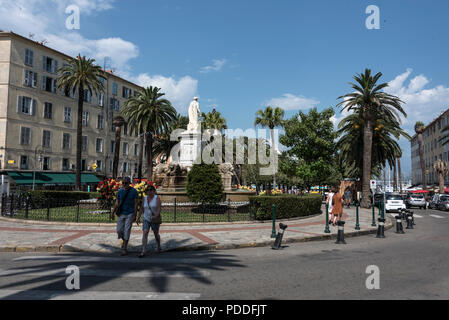 Statue von Napoleon Bonaparte gekleidet wie ein römischer Kaiser rund vier Brunnen Lions um den Springbrunnen in Place de Marechal Foch in der Alten Stockfoto