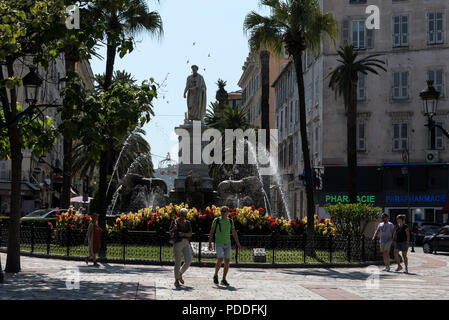 Statue von Napoleon Bonaparte gekleidet wie ein römischer Kaiser rund vier Brunnen Lions um den Springbrunnen in Place de Marechal Foch in der Alten Stockfoto