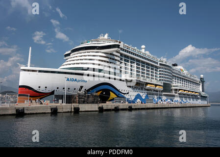 Die AIDA prima Kreuzfahrtschiff von Mitsubishi Heavy Industries (MHI) in Japan für den Deutschen Kreuzfahrtunternehmens AIDA Cruises im Dock gebaut in Ajaccio Hafen in einem Stockfoto