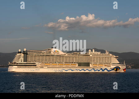 Die AIDA prima Kreuzfahrtschiff von Mitsubishi Heavy Industries (MHI) in Japan für den Deutschen Kreuzfahrtunternehmens AIDA Cruises gebaut Blätter Ajaccio Hafen in Ajacc Stockfoto