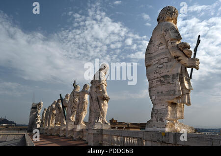 Jesus und die Apostel; Statuen; St. Peter Basilika, Rom, Italien Stockfoto