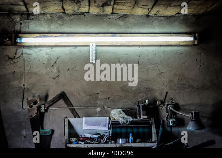 Alte Werkzeuge, Regal an der Wand über eine alte Vintage workbench in einem Haus, Garage Stockfoto