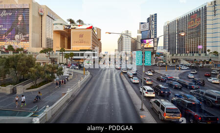 Las Vegas, USA, 12. September 2015: Las Vegas Boulevard und Flamingo Road Kreuzung bei Sonnenuntergang. Stockfoto