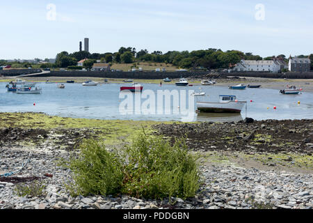 Bordeaux Hafen an der Küste Guernsey ist ein geschütztes und beliebter Ort für Freizeitboote. Trocknung bei niedrigen Wasser mit vielen Felsen erfordert Stockfoto