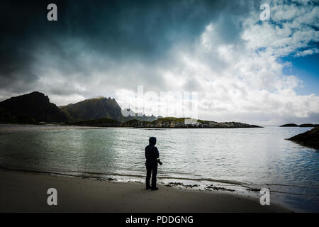Einsame weibliche an einem stürmischen Tag am Strand, Vesteralen Andenes, Norwegen. Stockfoto