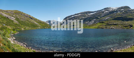 See auf dem hohen Hügel über dem Sognefjord bei Gaularfjellet, Norwegen. Stockfoto