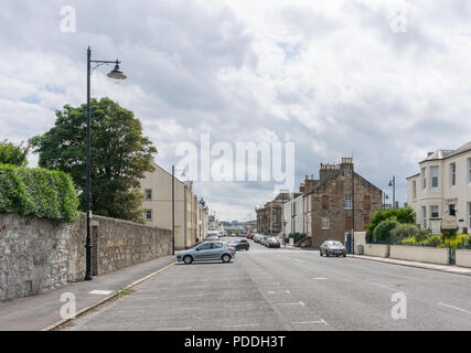 Ayr, Schottland, UK - August 05, 2018: Auf der Suche entlang Cassillis Straße zum Sheriff Court in der Küstenstadt Ayr in Schottland während einer der Hot Stockfoto