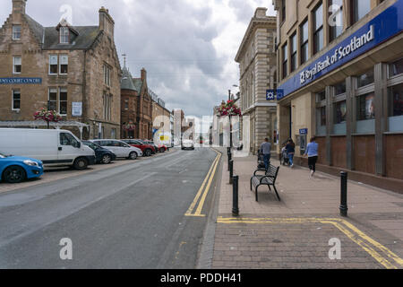 Ayr, Schottland, UK - August 05, 2018: Auf der Suche entlang der Sandgate in der antiken Stadt Ayr in Schottland mit vielen leeren Geschäfte und Firmen.. Stockfoto