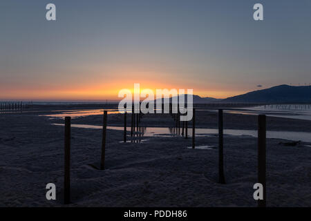 Ein Sonnenuntergang am Strand in Tarifa, Spanien. Stockfoto