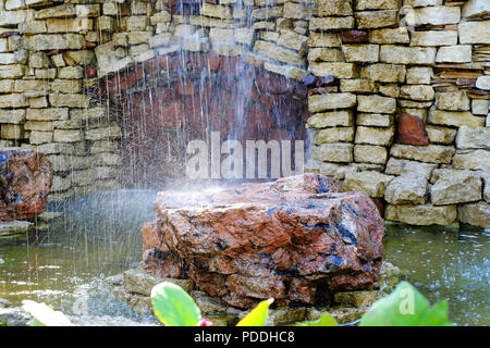 Wasserfall im Querformat Design mit natürlichen Naturstein eingerichtet. Stockfoto