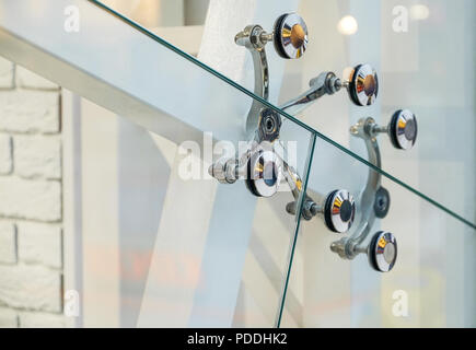 Spider Fittings für rahmenlose Glas Fassaden und Wände. Verbindungselemente aus Metall. Stockfoto