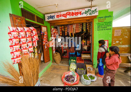 Tipycal Lebensmittel Shop bei Sanouli Dorf, Kumaon Hügel, Uttarakhand, Indien Stockfoto