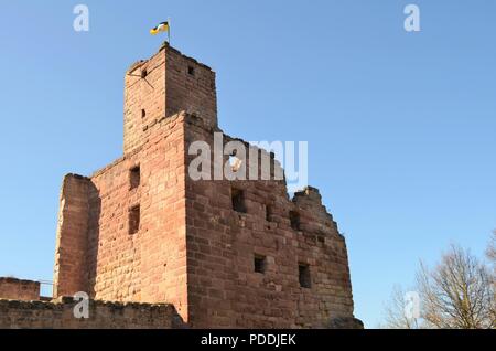 Alte steinerne Burg in Deutschland von unten Stockfoto