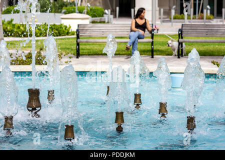 Miami Florida, Geschäfte in Midtown, öffentlicher Brunnen, Bank, weibliche Frauen, sitzen, Hund, Wasser, Landschaftsbau, FL080406085 Stockfoto