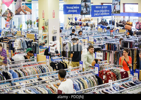 Miami Florida, Geschäfte in Midtown, Marshall's Kaufhaus, hispanischer Mann Männer männlich, Frau weibliche Frauen, Kleidung, Accessoires, Regale, Kunden, Shopping-Shop Stockfoto