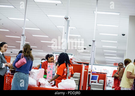 Miami Florida, Geschäfte in Midtown, Target Big-Box Discount Store, Schwarze Afrikanische Afrikaner, Hispanic Latino ethnische Einwanderer Minderheit, Stockfoto