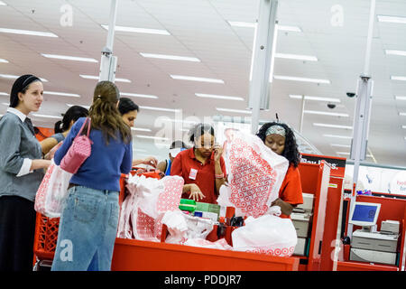 Miami Florida, Geschäfte in Midtown, Target Big-Box Discount Store, Schwarze Afrikanische Afrikaner, Hispanic Latino ethnische Einwanderer Minderheit, Stockfoto