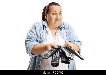 Verwirrt Frau mit einem Bündel von Fernbedienungen auf weißem Hintergrund Stockfoto