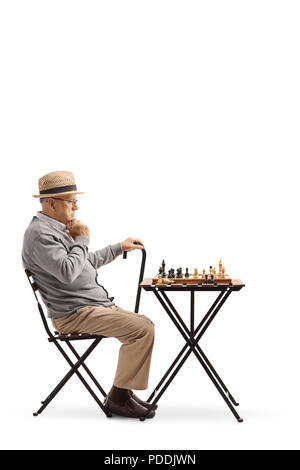 Nachdenklich, reifen Mann an einem Schachbrett, auf weißem Hintergrund suchen Stockfoto