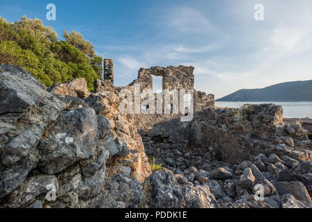 Zerstörte Gebäude aus Stein in Gemiler Insel, Kayavillage, Fethiye, Türkei Stockfoto