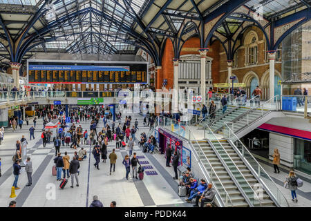 Liverpool Street, London, UK - April 6, 2018: belebte Szene innerhalb der Bahnhof der Hauptlinie Liverpool Street mit vielen Passagieren. Von einem Aussichtspunkt genommen Stockfoto