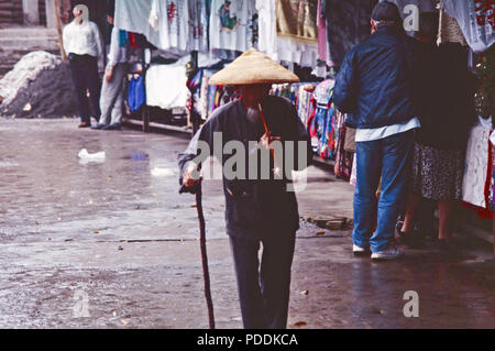 Alten Mann mit einem langen Rohr, Yangshuo, China Stockfoto