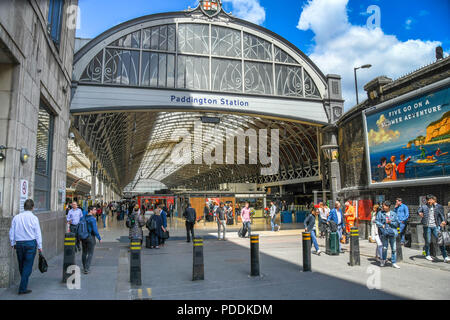 Weitwinkelaufnahme der Eingang zum Londoner Bahnhof Paddington Station Stockfoto