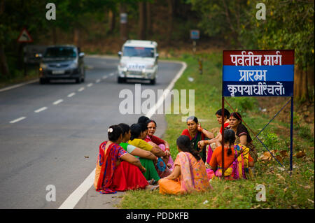 Indischer womans in traditionellen Saris auf der Straße Kaladhungi-Naini Tal in der Nähe von Kaladhungi, Uttarakhand, Indien Stockfoto