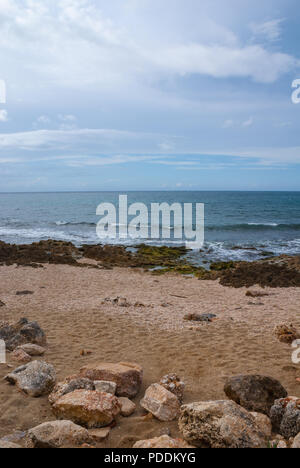 Ein Blick auf den Atlantik von der Punta Borinquen Beach in Aguadilla, Puerto Rico. Stockfoto