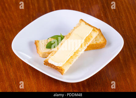 Sandwith mit Brie Käse über Holz- Hintergrund Stockfoto