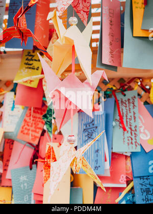 Japanische Wunschbaum. Wünsche für eine gute Zukunft der Erde und ein Dank Hinweis auf Papier und Origami in verschiedenen Sprachen geschrieben Stockfoto
