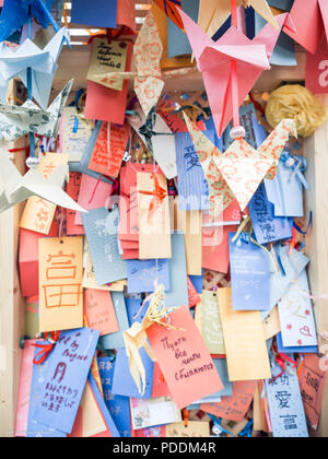 Japanische Wunschbaum. Wünsche für eine gute Zukunft der Erde und ein Dank Hinweis auf Papier und Origami in verschiedenen Sprachen geschrieben Stockfoto