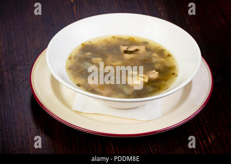 Sauerampfer Sommer Suppe mit Fleisch Stockfoto