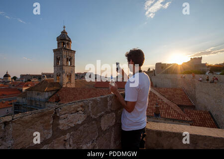 Touristen, die Bilder von der Altstadt Dubrovnik mit seinem Smartphone Stockfoto