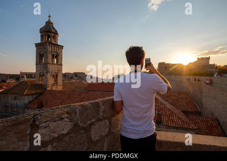 Touristen, die Bilder von der Altstadt Dubrovnik mit seinem Smartphone Stockfoto