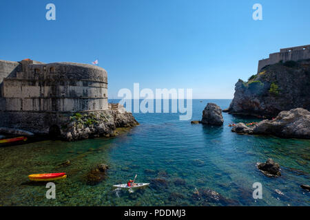 Luftaufnahme von Freizeitaktivitäten Kajaks an der Adria, von den Stadtmauern von Dubrovnik, Kroatien, Europa Stockfoto