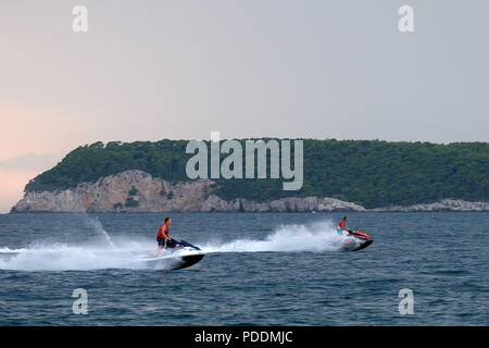 Menschen reiten Jet Skis mit hoher Geschwindigkeit Stockfoto