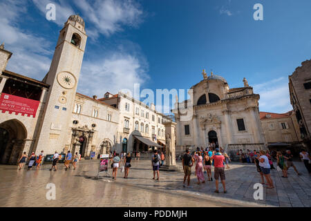Der Glockenturm und die Kirche von Saint Blaise Luza Platz, Dubrovnik, Kroatien, Europa Stockfoto