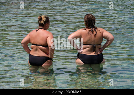 Zwei übergewichtige Frauen am Strand Stockfoto