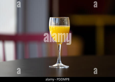 Selektiver Fokus Foto von einem Glas Orangensaft auf einem Tisch Stockfoto