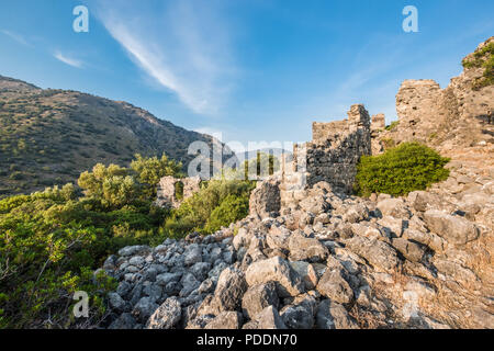 Zerstörte Gebäude aus Stein in Gemiler Insel, Kayavillage, Fethiye, Türkei Stockfoto