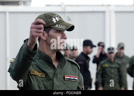 Ein mossul SWAT student marschiert vorne und in der Mitte sein Diplom bei einer Preisverleihung in Mossul, Irak, 13. Mai 2018 zu erhalten. Mosul SWAT intensiv sowohl mit den Irakischen und Koalition Special Operations Forces, einer der Premiere kämpfende Einheiten besiegen ISIS werden geschult. Mosul SWAT ist das Fundament für die Zukunft des Irak durch die Verbesserung ihrer Fähigkeiten, um ein sicheres und stabiles Umfeld für ihre Nation zu stellen. Stockfoto
