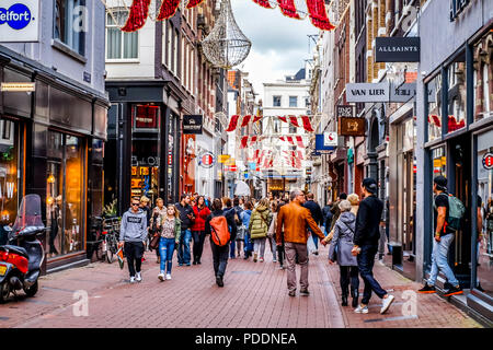 Die Kalverstraat, einem berühmten und touristischen Einkaufsstraße im Zentrum der Altstadt von Amsterdam an einem schönen Herbst Tag. Stockfoto